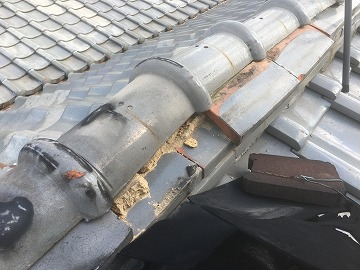 既存棟瓦が歪んでいる様子