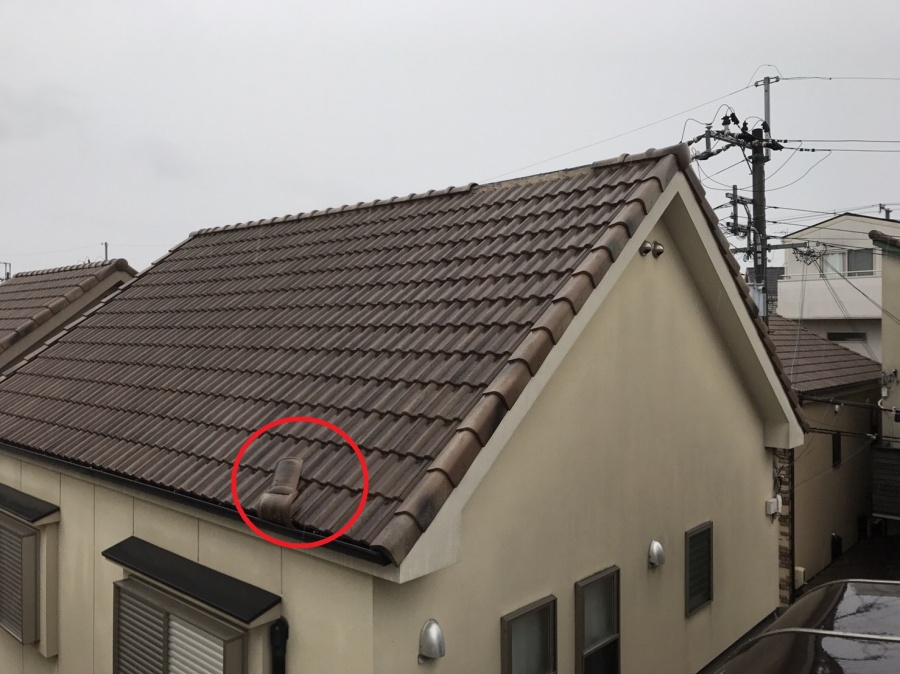 現調の様子　既存瓦の飛散