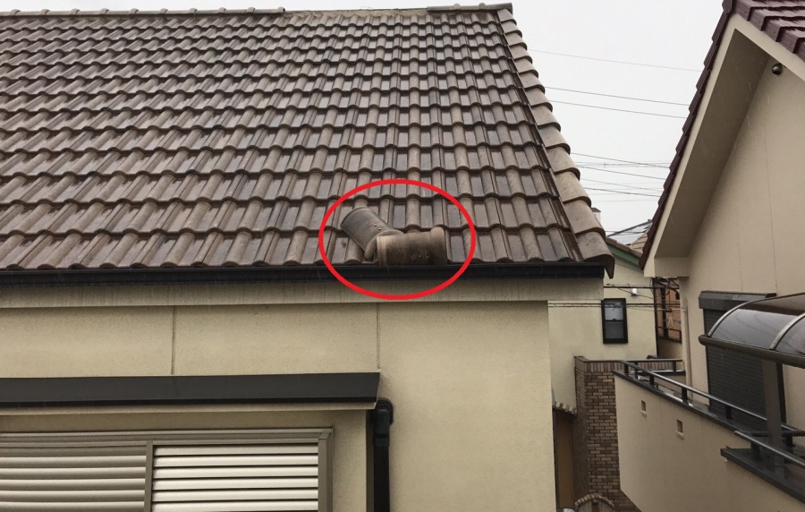 現調の様子　既存瓦の飛散