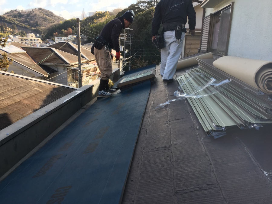 下屋根カバー工事防水紙の施工