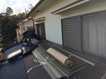 下屋根カバー工事の様子