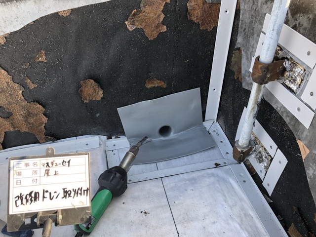 塩ビシート専用のヨコ型改修用ドレンの設置