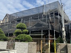 摂津市 雨受け修理後の足場を撤去！作業は半日で完了、犬走りの掃除まできっちりと