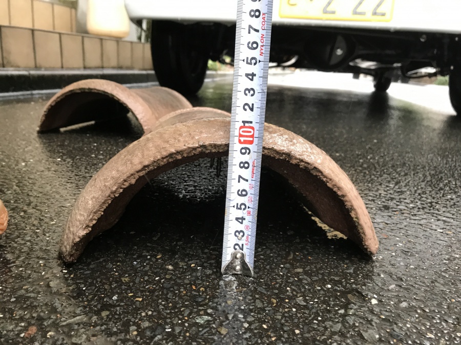 現調の様子　既存瓦の寸法取