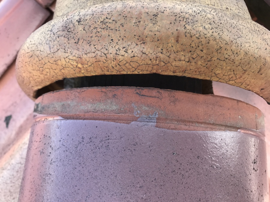 現地調査開始　釉薬瓦　すきま