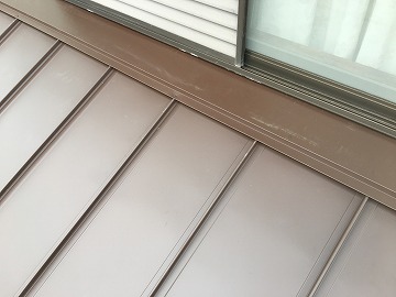 下屋根カバー工事の様子