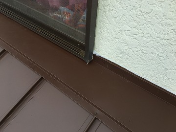 下屋根カバー工事の様子