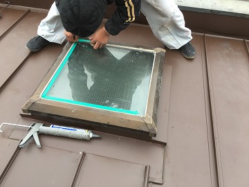 下屋根カバー工事の様子