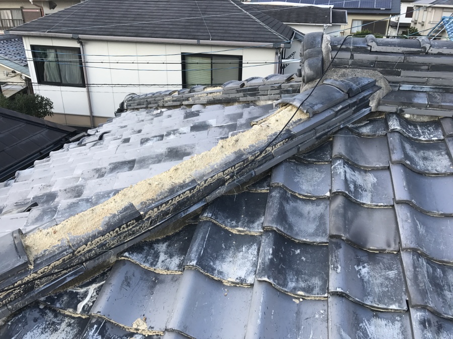 棟瓦が台風で飛散している状況