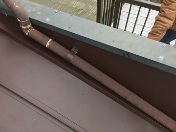 下屋根カバー工事の様子