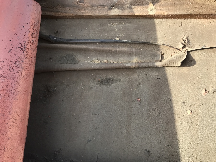 薬瓦　瓦めくり調査