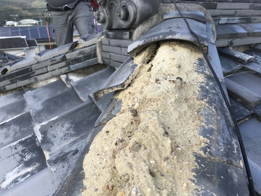 棟瓦が台風で飛散している状況