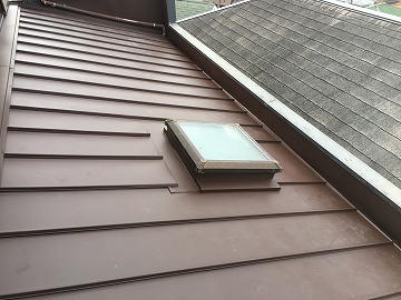 下屋根カバー工事の様子