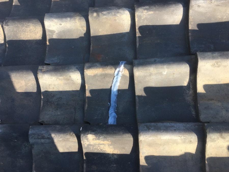 瓦にコーキング処理