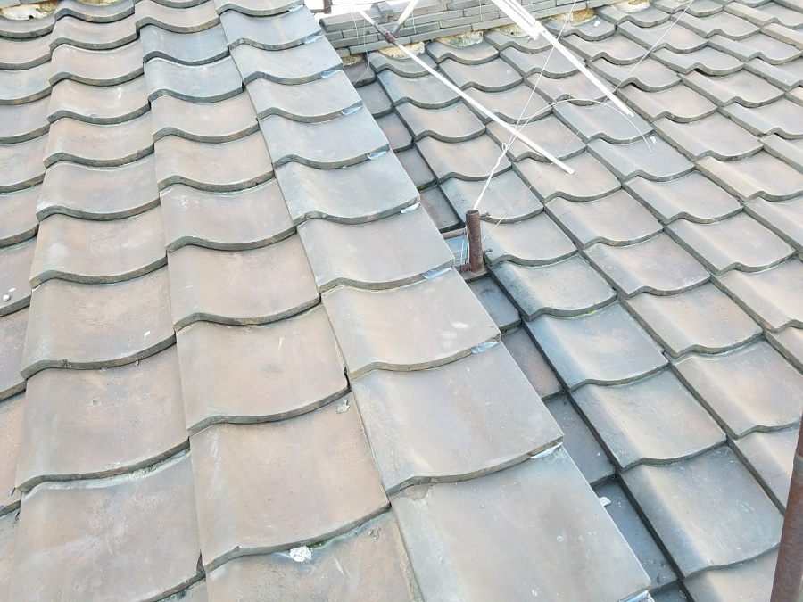 瓦にコーキング処理