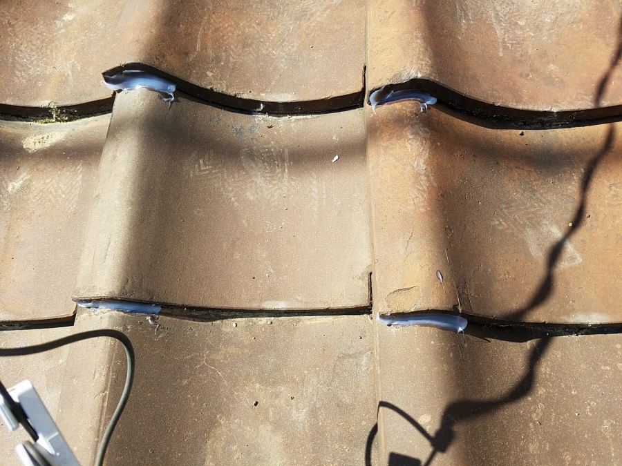 瓦にコーキング処理