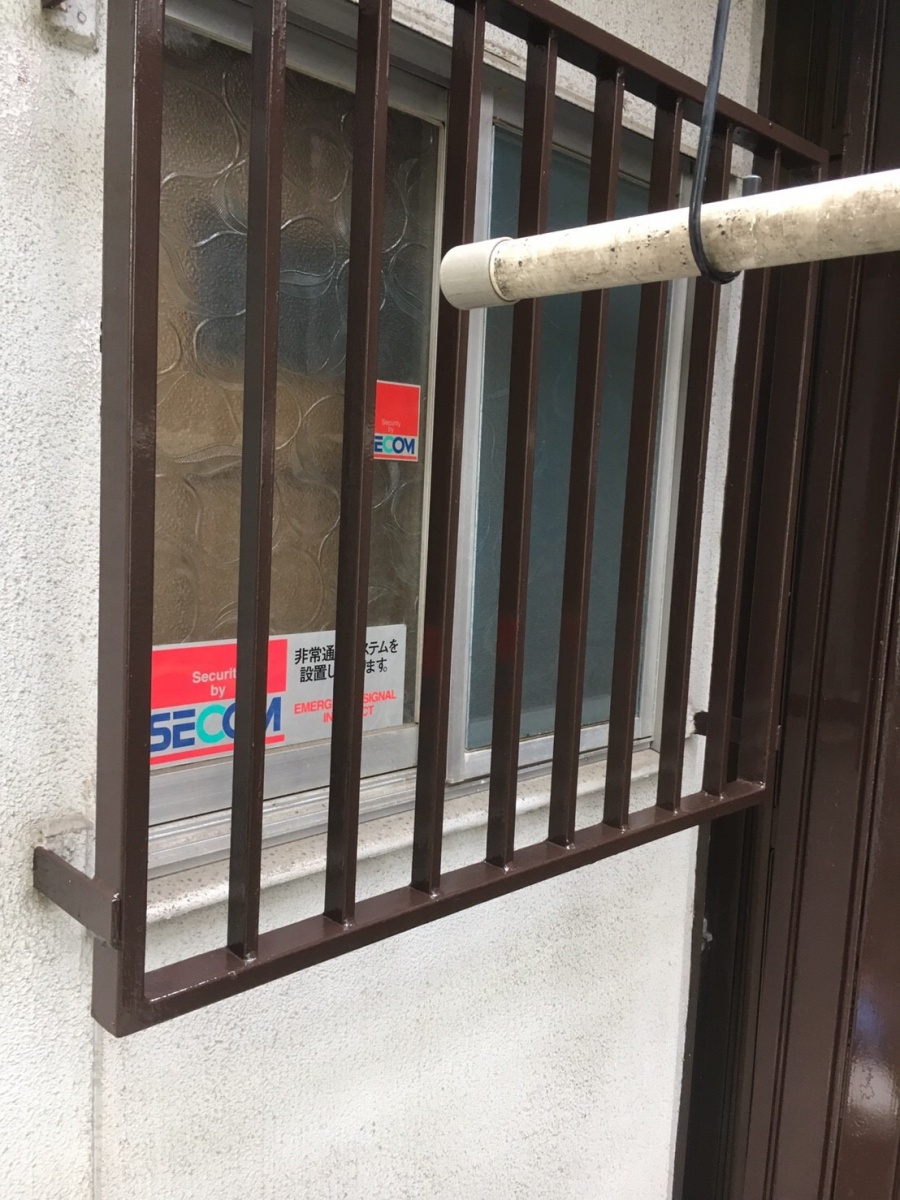 再塗装した鉄製の窓の柵