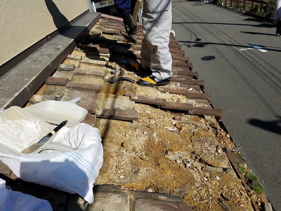 下屋根を部分的に瓦をめくる