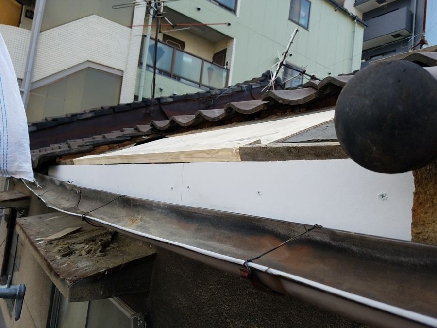 瓦をめくった所に下地の木を張ります