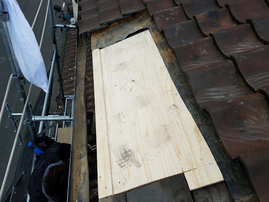 瓦をめくった所に下地の木を張ります