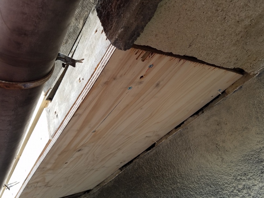 瓦をめくった所に下地の木を張ります