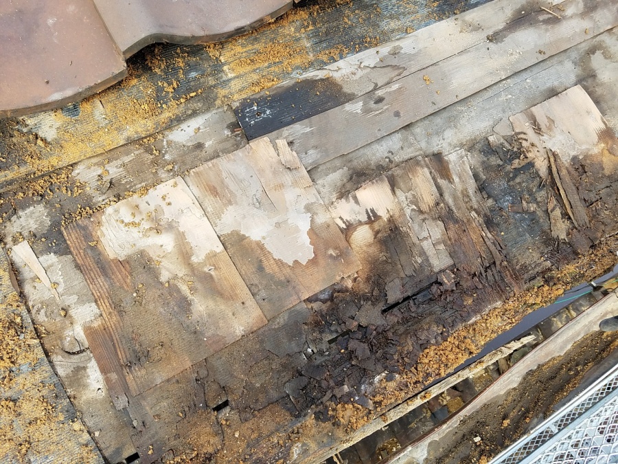下屋根を部分的に瓦をめくる