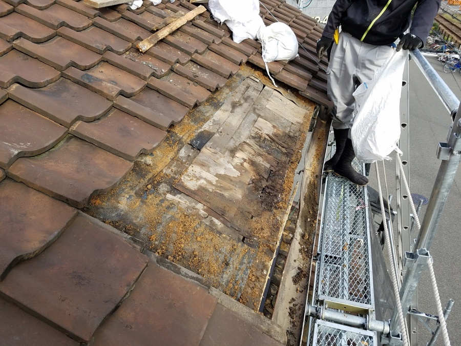 下屋根を部分的に瓦をめくる