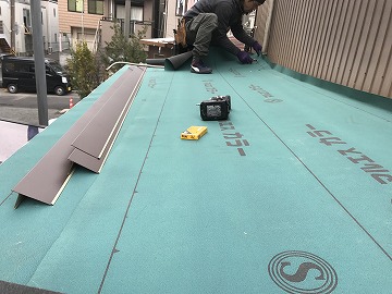 下屋根カバー工事防水紙の施工