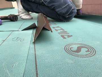下屋根カバー工事防水紙の施工フィング