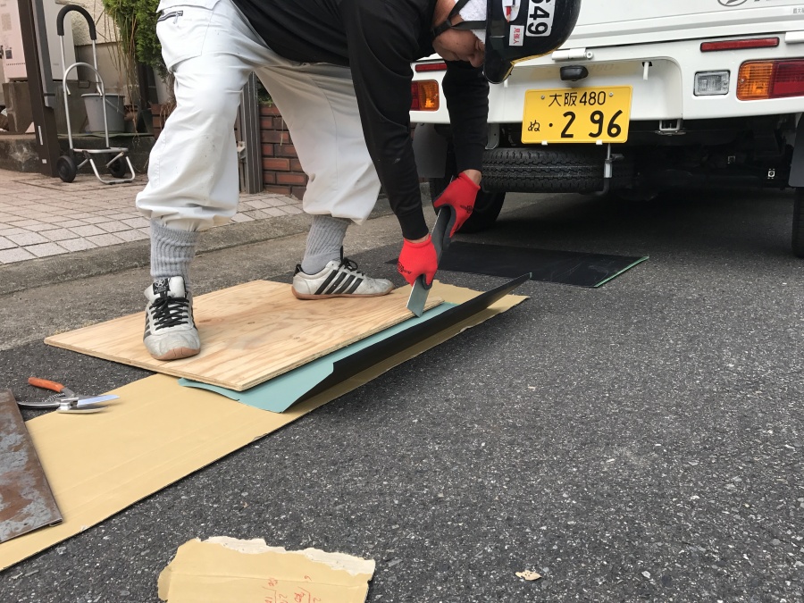 屋根補修用の板金を成形する職人