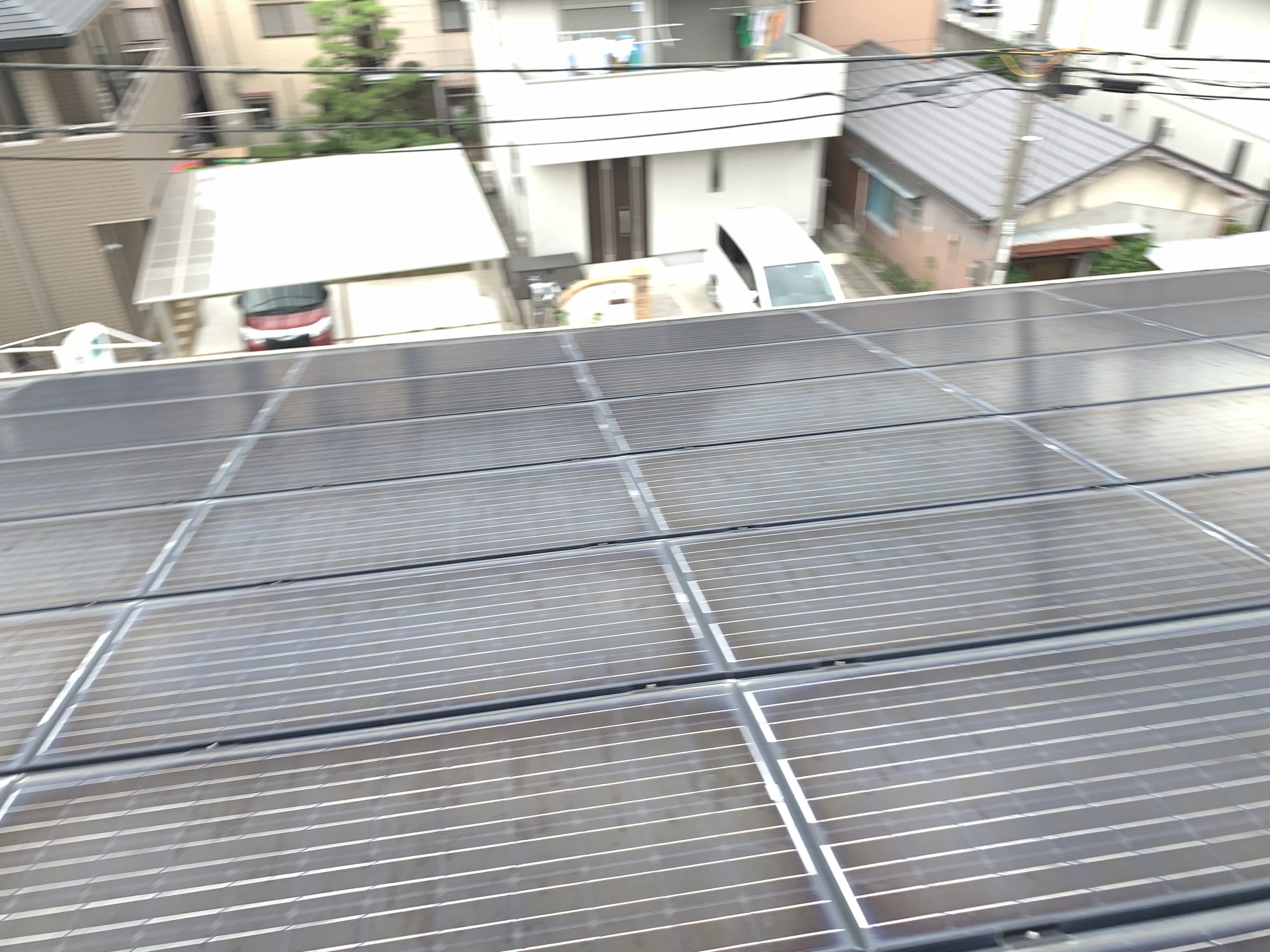 屋根一面に設置されている太陽光パネル