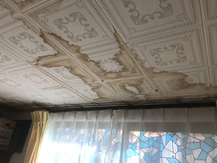 2階居室の天井クロスにシミ