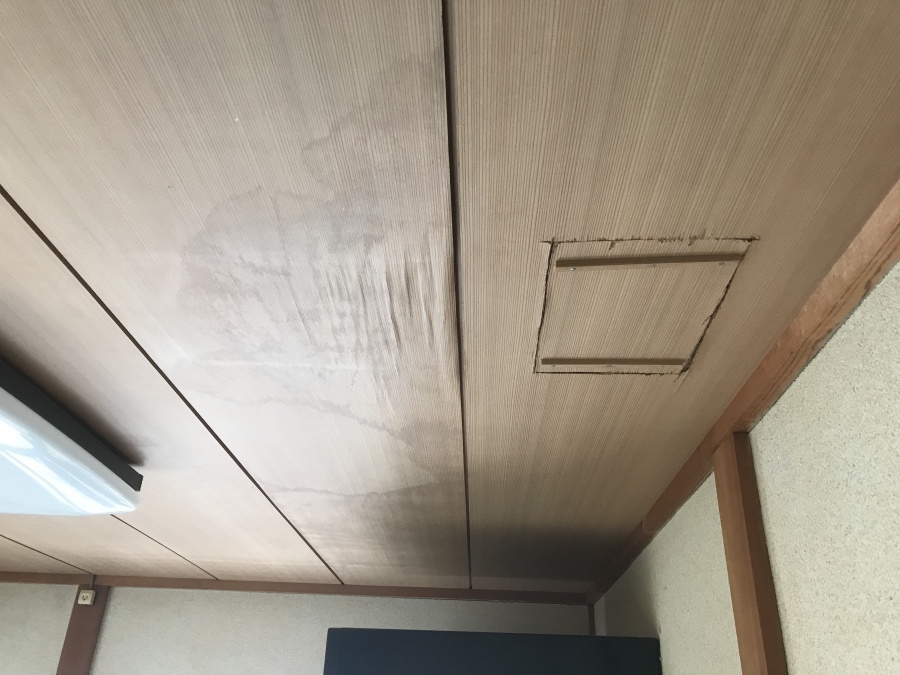 2階和室の天井に雨染み