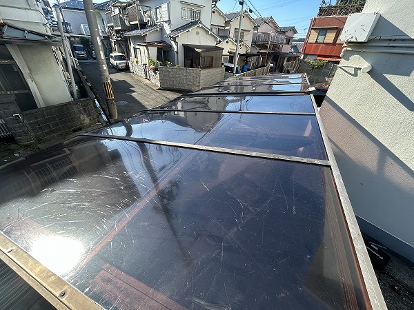 固定し直したサイクルポートの屋根パネル