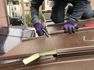 立平の端をはさみで切っている様子