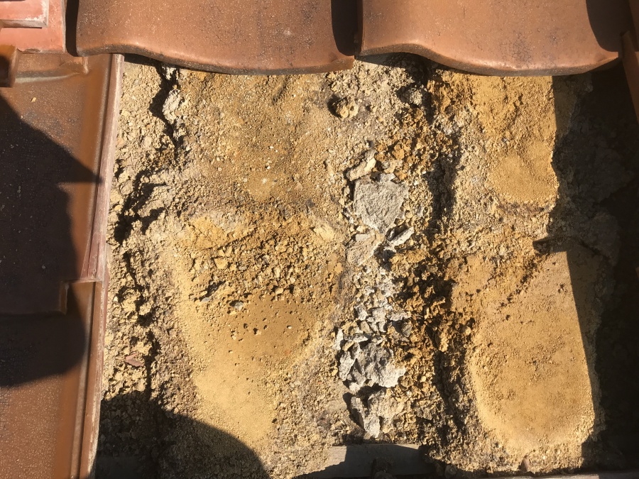 瓦の下の葺き土の様子