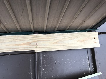 下屋根カバー工事壁際雨押えの施工