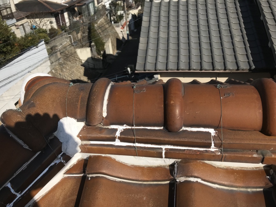 棟瓦の隙間がコーキングで埋まっている