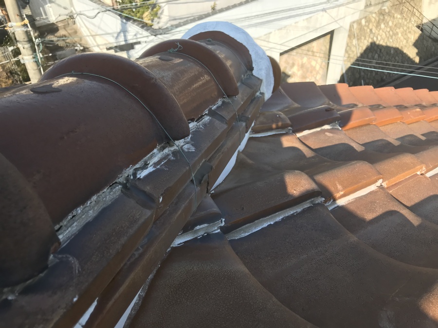 棟瓦の隙間がコーキングで埋まっている