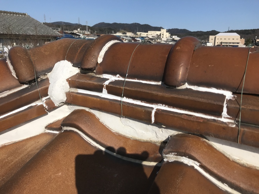 棟瓦の隙間がコーキングで埋まっている