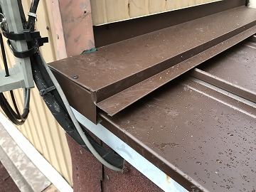 下屋根カバー工事壁際雨押えの施工