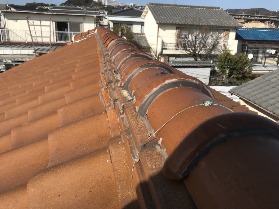 棟瓦が歪んでいる様子