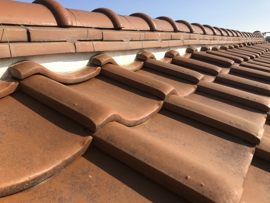 棟瓦を横から見た様子