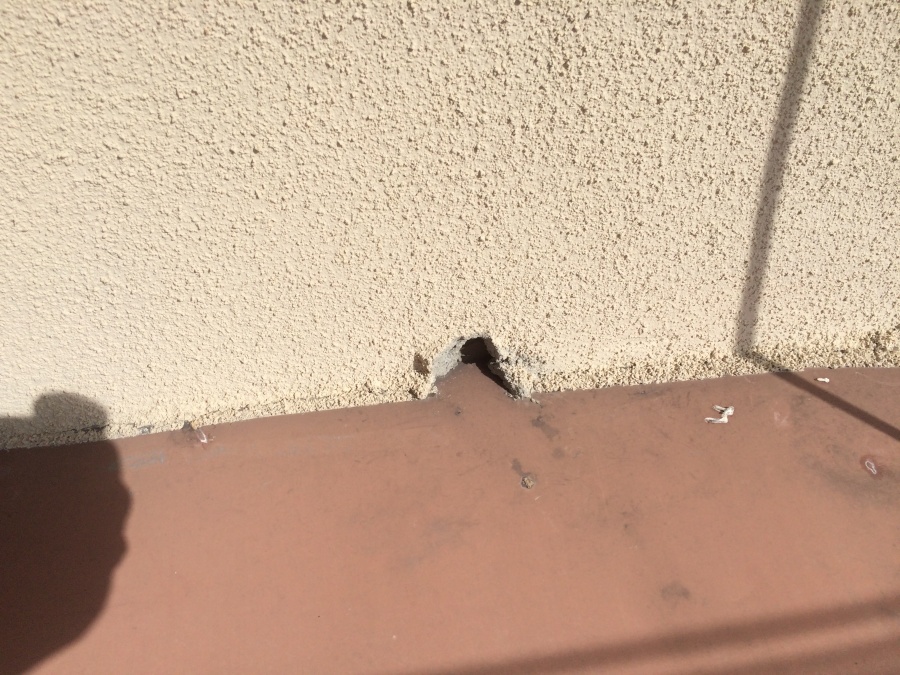 外壁塗装の劣化による穴あきや欠けの損傷