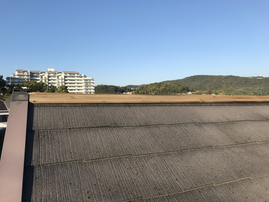 棟板金の下地の木が丸見え