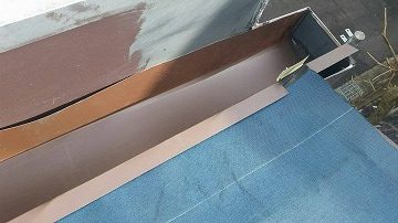 下屋立ち上げカバー工事の様子