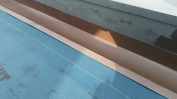 下屋立ち上げカバー工事の様子