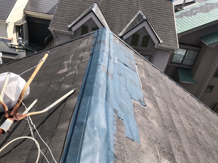 劣化したスレート屋根を防水シートで補修