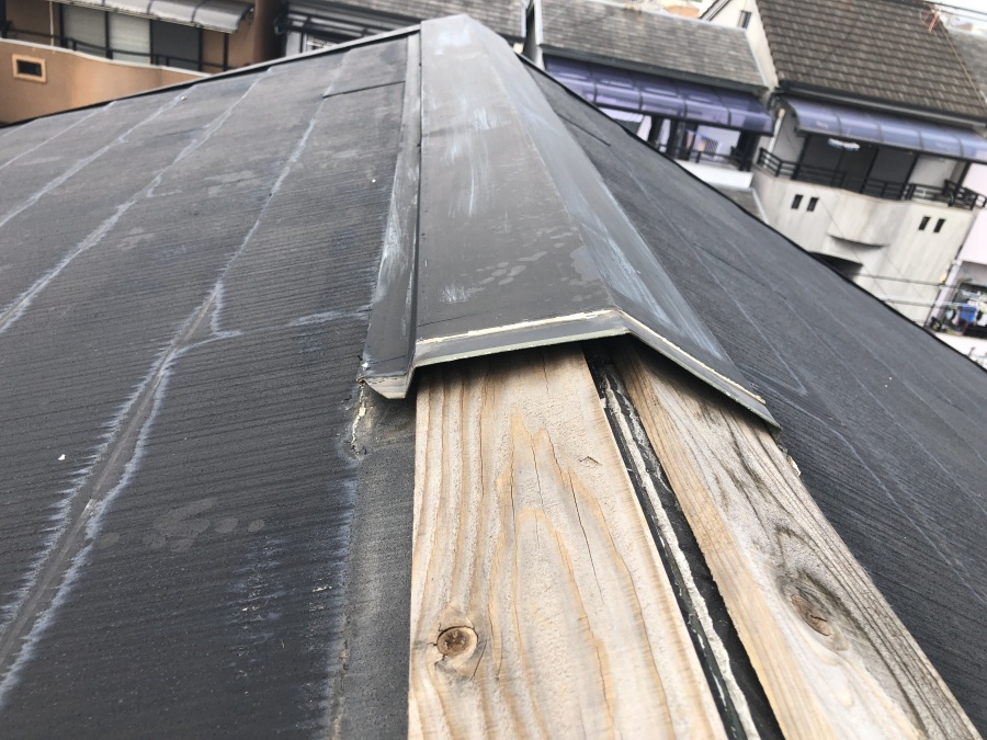 台風で被災したスレート屋根の大棟板金