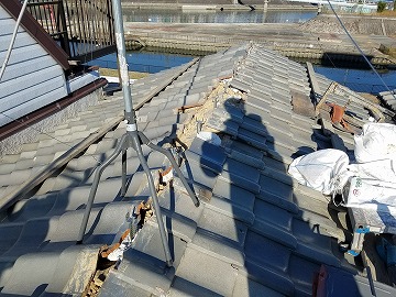 瓦と瓦の隙間においあて瓦の施工